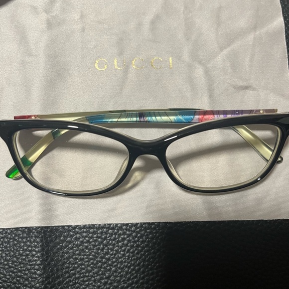 Gucci prescription glasses with black frames and design in the sides - Picture 9 of 10